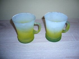 Různé hrnky a skleničky. - 13