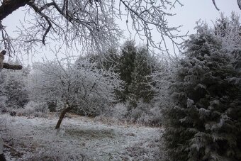 Stavební pozemek 2105m2 s chalupou, stodolou a potůčkem - 13