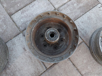 Jawa kyvacka - stred kola, brzdove bubny - 13