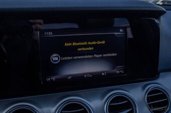 Mercedes-Benz E trieda Sedan E220d A/T / ŤAŽNÉ / KAM. / TEMP - 13