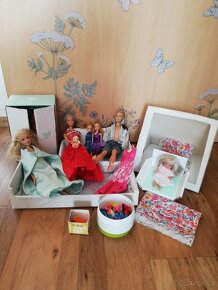 hraný velký set panenek Barbie + Ken + děti - 13