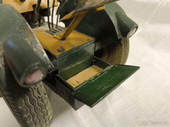 Starý model traktoru Zetor 25 - 13