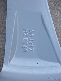 Pěkná zimní orig alu kola Škoda Kamiq 205/55/17 8mm - 13