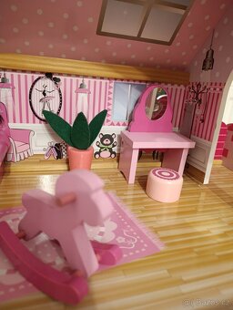 Dřevěný domeček pro panenky - 13