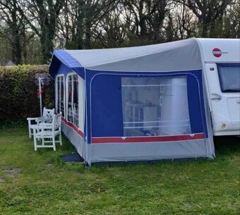 REZERVACE Karavan Burstner Fun 495 - podélné postele - 13