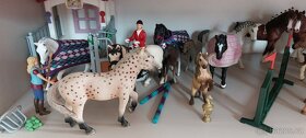 Schleich koně, stáje, sanitka, přepravní auto, mycí box - 13