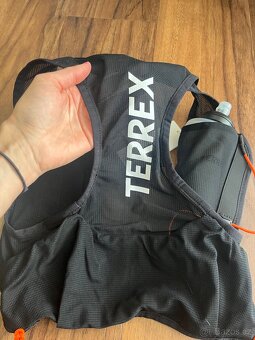 Běžecká vesta vestička s láhvemi Adidas Terrex Trail Running - 13