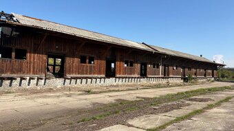 Staré trámy a rozebrání starých střech stodol statků špýchar - 13