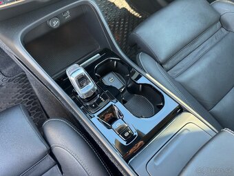Volvo XC40 D4 Inscription/140 kW/4x4/automat/DPH/ČR/84 tkm - 13