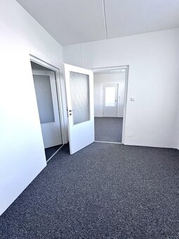 Pronájem pěkného bytu s úložnými prostory a lodžií v přímém  - 13