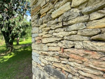 Pozemek se stavbami na okraji vesnice - 13