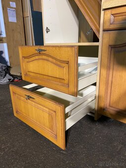 Masivní kuchyňská linka bez spotřebičů - 13