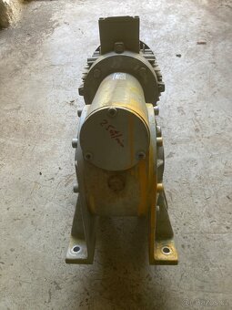 Elektromotor s převodovkou - 13