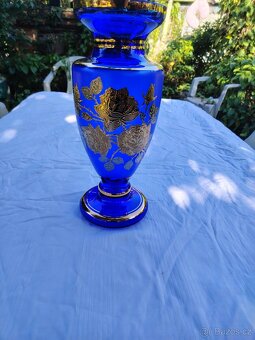 Modrá skleněná váza se zlatým motivem - 13