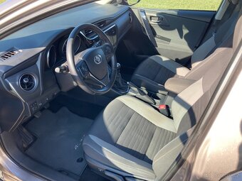 Toyota Auris 1,6 D kombi 82 KW - 13