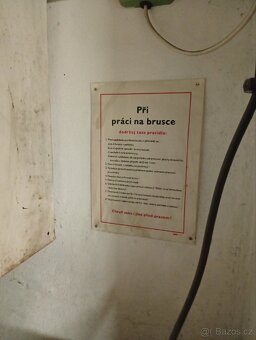 Vybavení dílny. Nabíječka, hasicí přístroj, pila - 13