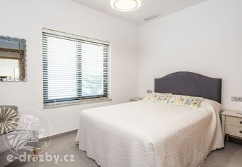 Samostatně stojící vila se 4 ložnicemi zastavěná plocha 338  - 13