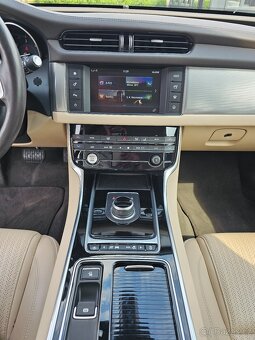 JAGUAR XF 2019 2.0 25D 177kW,SENZORY,VÝHŘEVY,KŮŽE,NAVI - 13