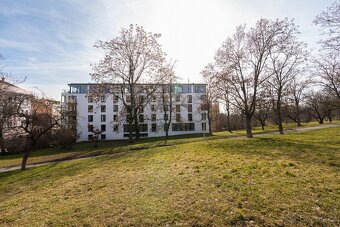 Moderní byt 62m² 1+kk s terasou, garážovým stáním a komorou - 13