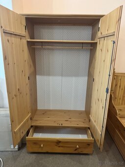 Krásná dřevěná Ložnice IKEA HURDAL z masivu Komplet - 13
