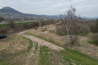 Malý pozemek u silničního přivaděče - 13