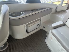 Laminátová sportovní loď SeaRay 240 Sundeck - 13