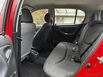 Toyota Yaris 1.0 VVT-i Klima Nová STK 5 dveří Rok 2005 - 13