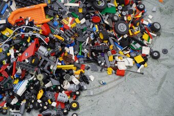 Lego 24,7 kg + návody - 13