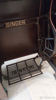 Singer 15K – funkční šlapací šicí stroj se stolkem - 13
