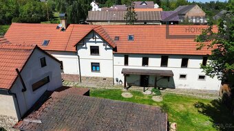 Typické venkovské stavení se stodolou a rybníčkem s mobilhei - 13