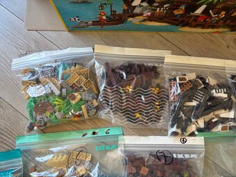LEGO IDEAS PIRÁTI 21322 Zátoka pirátů z lodě Barakuda - 13
