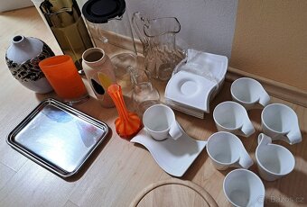 Vázy, šálky, džbány, tácek, prkýnko, odměrka,... - 13