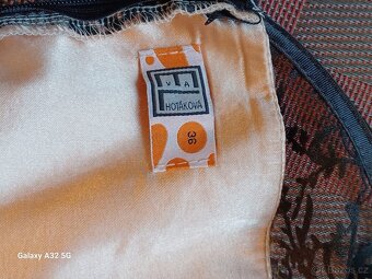 Zlaté dámské šaty s černou krajkou - 13