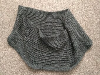 Nové dámské pletené sety - čepice, šála/kruhová šála - 13