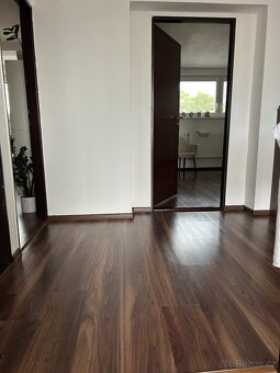 Pronájem řadového RD 5kk, 2x koupelny, 3x WC, 2x garáž - 13