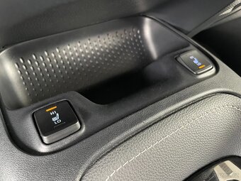 Toyota Corolla 1.8 Hybrid SPORT DPH - 13