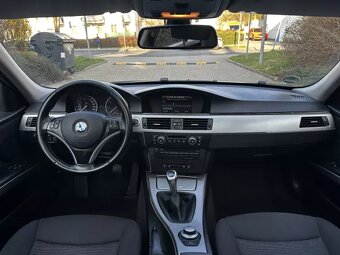 BMW Řada 3 E90 320i 110kW Sedan Navi Aut. klima Šíbr ALU R18 - 13