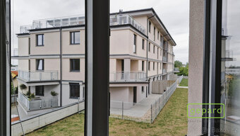 Pronájem bytu 2+kk s balkonem, sklepem a parkovacím stáním v - 13