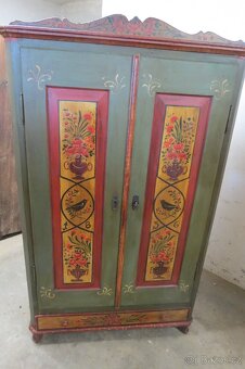 Malovaná skříň po celkové starší renovaci - 13