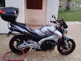 Suzuki GSR 600 - 13