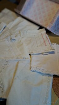 retro sbírka cukrářských zástěrek, krajkové límečky - 13