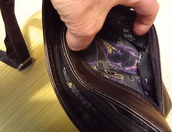 Hnědá kožená kabelka - 13