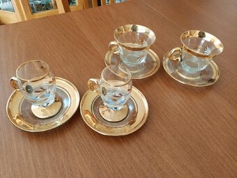 část sbírky skla a porcelánu - 13
