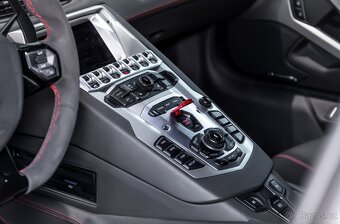 Lamborghini Aventador LP700-4 z roku 2013 - 13