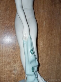 Dívka po koupeli s osuškou AKT ROYAL DUX- ART-DECO 24,5 cm t - 13