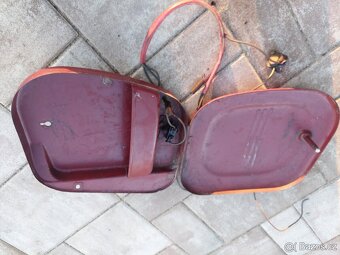 Jawa kyvacka, panelka - kastlik na naradi - 13