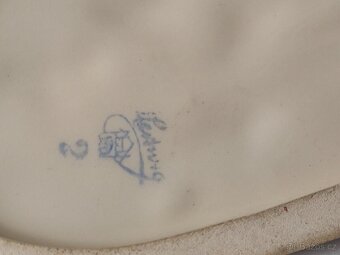 Starožitná soška, figurka, dítě krmí srnče, Hertwig, 14cm - 13