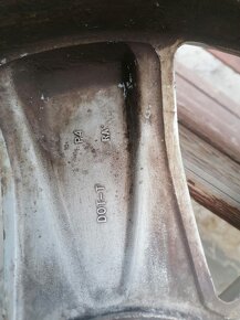 Alu kola 18” Dodge Challenger originální + letní pneu zánovn - 13