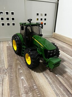 BRUDER Traktor John Deer s nakladačem a přívěsem - 13