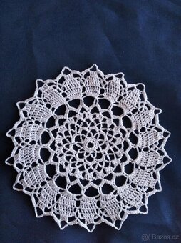 Ručně háčkované dečky  20 cm - 13